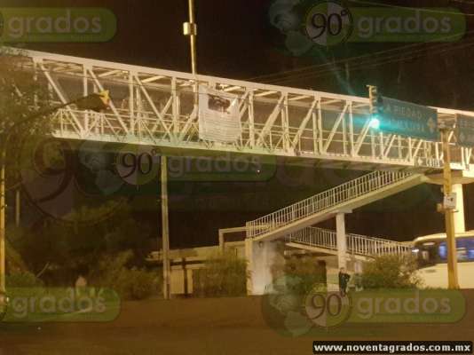 En puente peatonal cuelgan lona contra el Director de Seguridad Pública de Zamora, Michoacán - Foto 1 