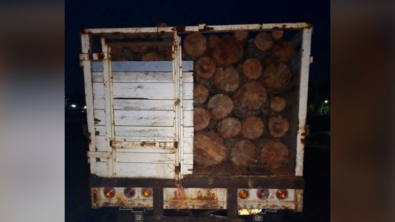 Detienen  a sujeto por presuntamente transportar madera ilegal, en Acuitzio 