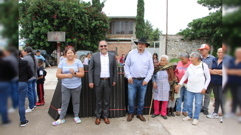José Luis Téllez Marín, entrega apoyos alimenticios y pacas de teja de cartón a familias