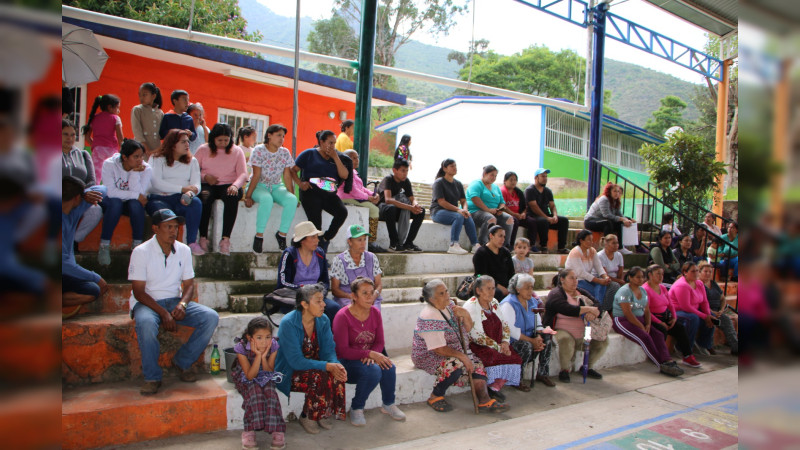 José Luis Téllez Marín, entrega apoyos alimenticios y pacas de teja de cartón a familias