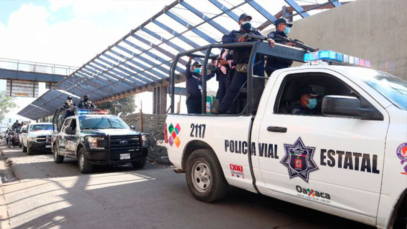 Oaxaca: sujetos armados secuestran a dos estudiantes de preparatoria, un profesor y un taxista  