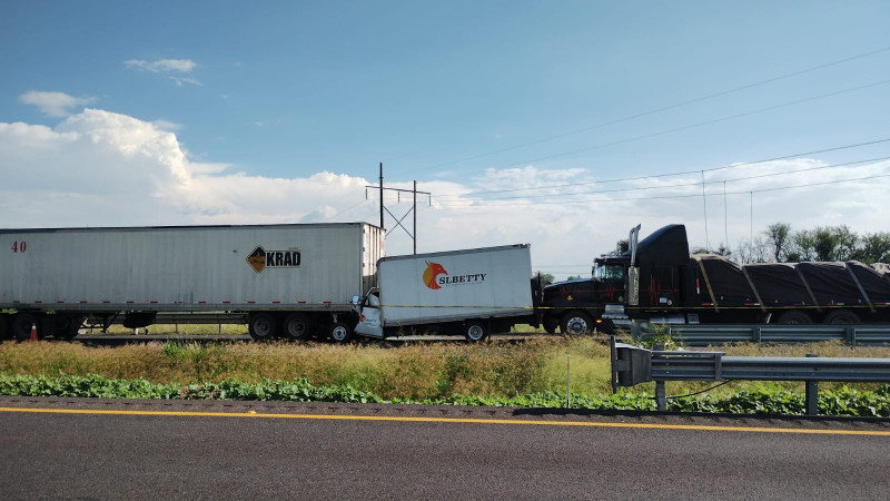 Aparatoso accidente sobre la autopista Celaya - Apaseo el Grande; hay un muerto