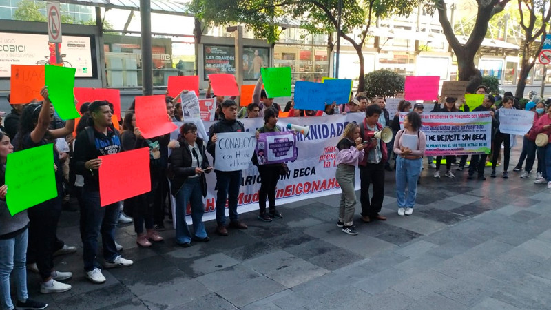 Entregan estudiantes de la UAQ petición para que Conahcyt les restituya becas 