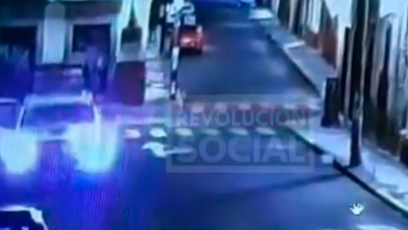 Elementos policiacos atropellan a joven en Centro de Morelia