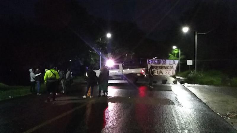 Grupo de personas bloquean carretera Zitácuaro-Tuxpan; exigen maestro para una escuela 