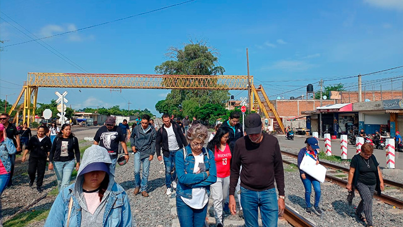 Toman vías de tren y suspenden clases docentes de la CNTE en Yurécuaro, Michoacán 