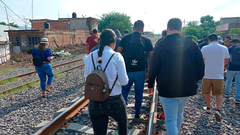 Toman vías de tren y suspenden clases docentes de la CNTE en Yurécuaro, Michoacán 
