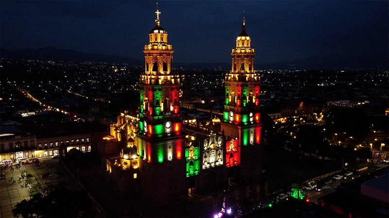 Centro Histórico de Morelia, brilla con los colores patrios