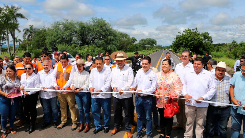 Inaugura Bedolla rehabilitación de tramo carretero Apatzingán - El Terrero 