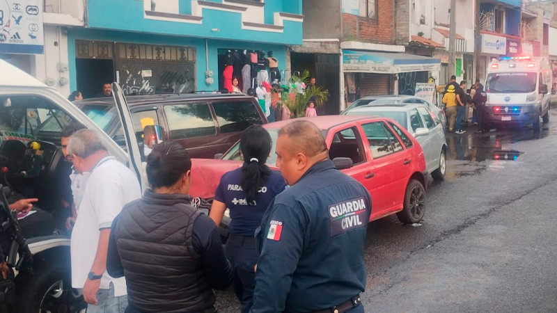 Choque entre combi y autos compactos deja como saldo tres lesionados, sobre avenida Pedregal, en Morelia 
