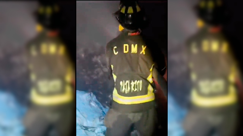 Incendio en almacén del IMSS en la CDMX deja dos bomberos heridos  
