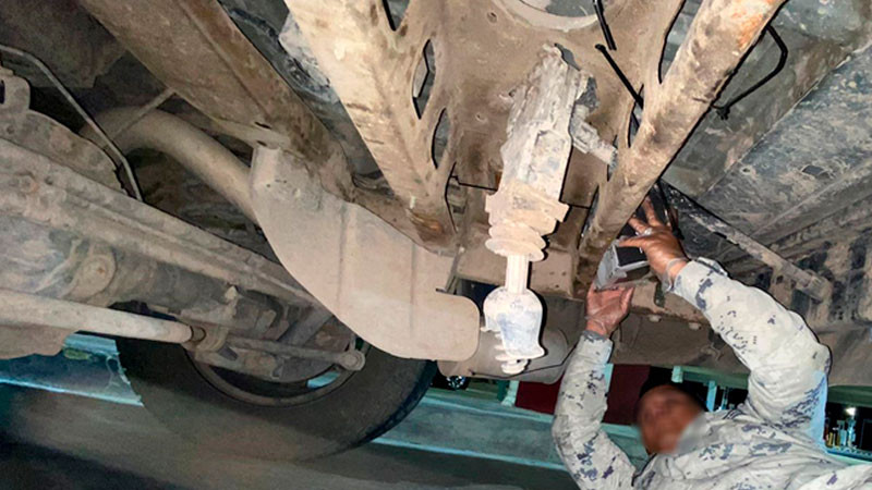 Aseguran cartuchos y cargadores ocultos en partes de un vehículo, en Baja California 