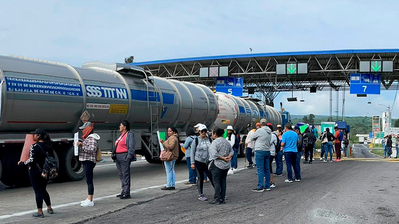 Michoacán: Maestros toman casetas de peaje, edificio de la SEE y marchan en Lázaro Cárdenas