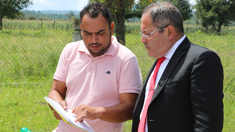José Luis Téllez Marín, entregó material, para la rehabilitación del cerco perimetral de la Primaria José María Morelos de Cuchipitio Palos Secos