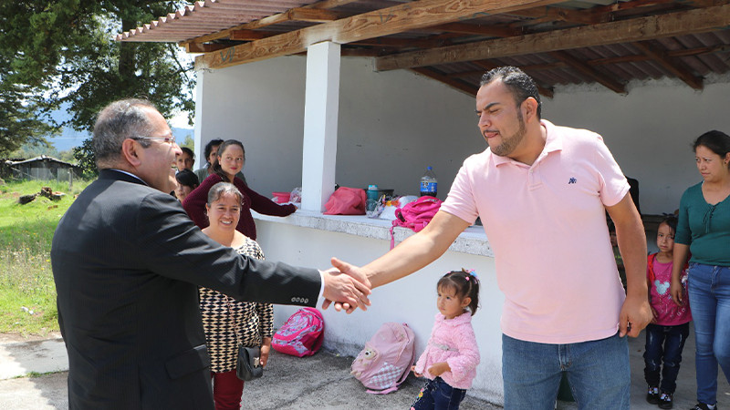 José Luis Téllez Marín, entregó material, para la rehabilitación del cerco perimetral de la Primaria José María Morelos de Cuchipitio Palos Secos
