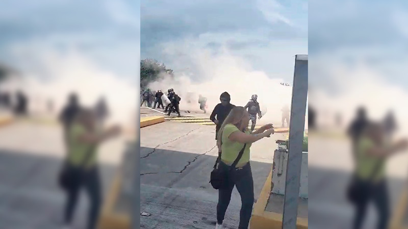 Con gases, maestros de la CNTE son desalojados de la caseta de peaje de Zinapécuaro, Michoacán 