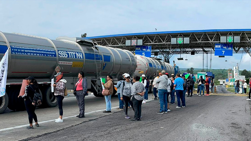 CNTE retomó manifestación en caseta de peaje de Zinapécuaro  