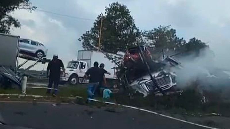 Se accidenta camión nodriza, cerca de la caseta de Zinapécuaro, Michoacán