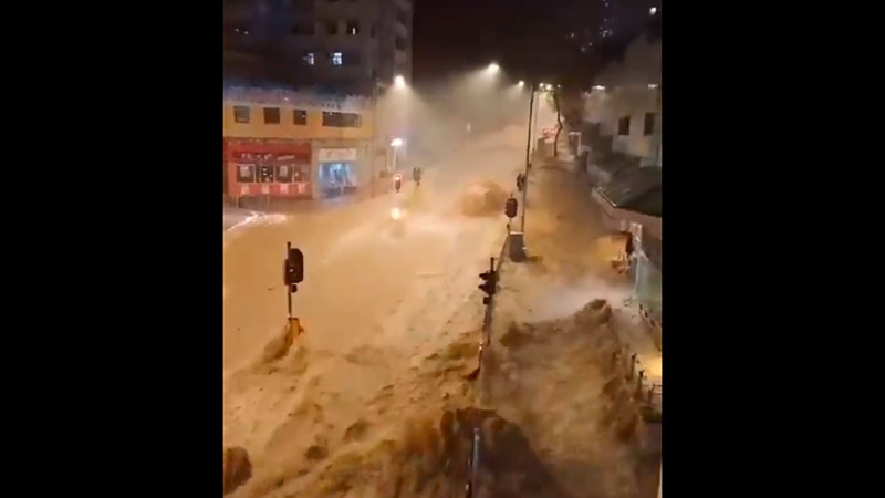 Peores lluvias en 140 años provocan inundaciones en Hong Kong 