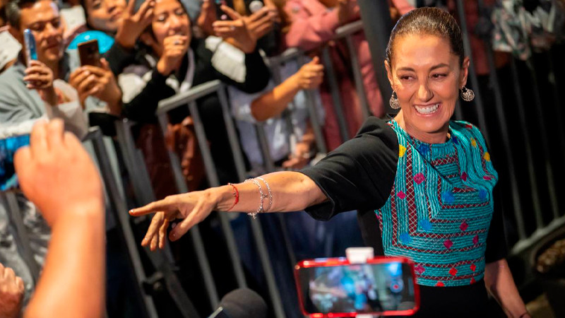 Entrega AMLO "bastón de mando" a Sheinbaum, frente a simpatizantes 