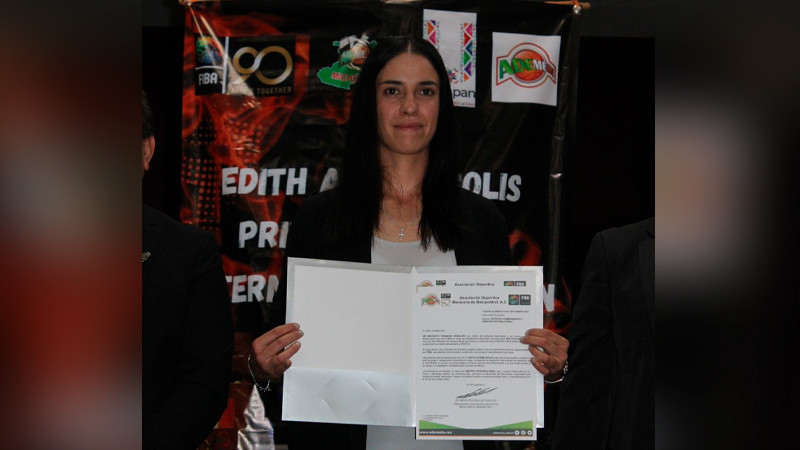 Entregan gafete internacional de básquetbol a árbitro uruapense