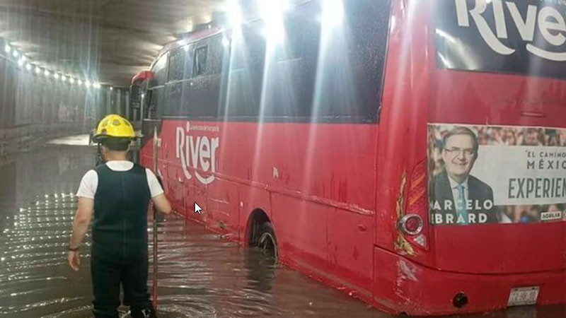 En Guadalajara, lluvia y granizo provocan inundaciones, autos varados y caída de árboles  