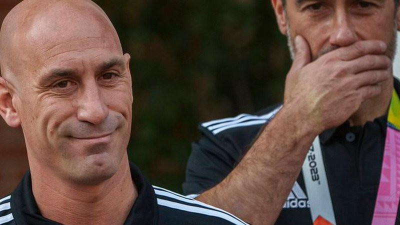 Fiscalía de España acusa a Luis Rubiales de agresión sexual y coacción por beso a Jenni Hermoso 