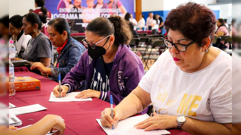 Entregan apoyo del Bienestar a mujeres con cáncer en Los Reyes 