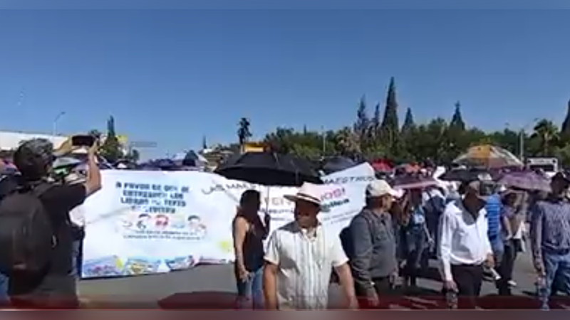 Más de dos mil personas marchan en defensa de libros de texto gratuitos en Chihuahua 