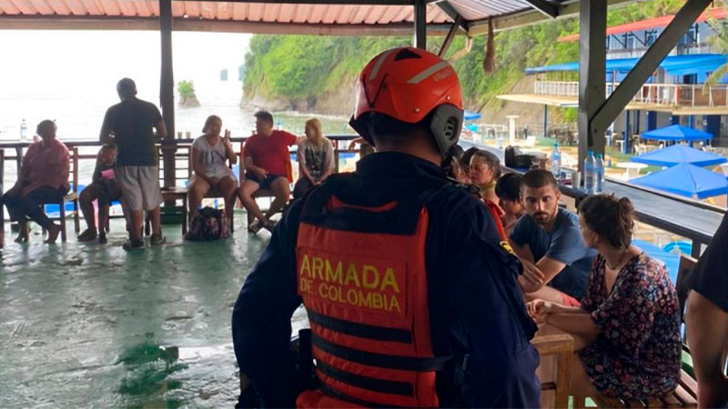 En Colombia asaltan a 34 turistas en una embarcación, los obligan a saltar al mar 