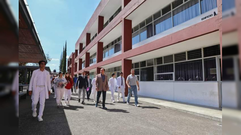 Alumnos liberan facultad de Medicina de la UMSNH, entregan a las autoridades educativas 