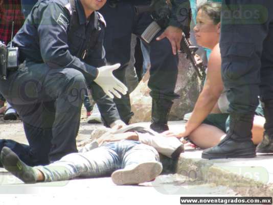 Balean a dos jóvenes motociclistas en Zamora, Michoacán; hay un muerto y un herido - Foto 0 