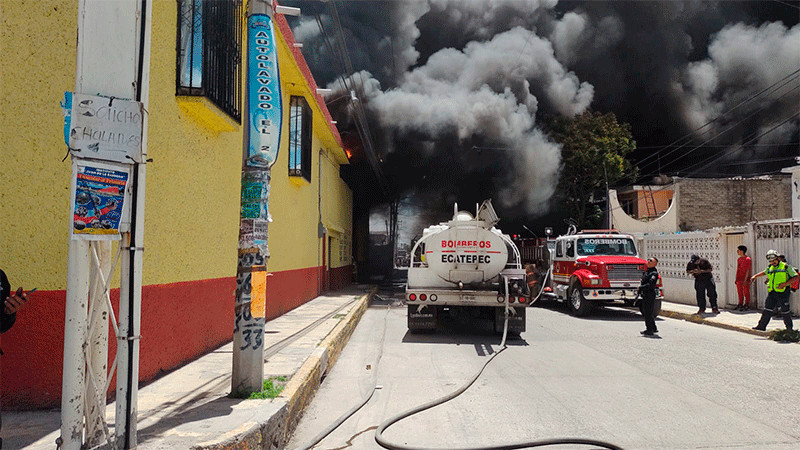 Apagan incendio en recicladora de plásticos de Santa María Chiconautla 