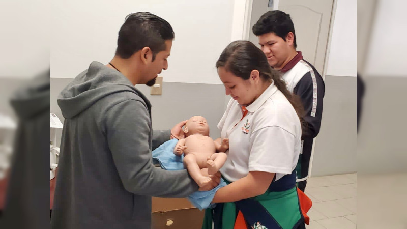 Bebés robot, la iniciativa del Cecytem para reducir el embarazo adolescente