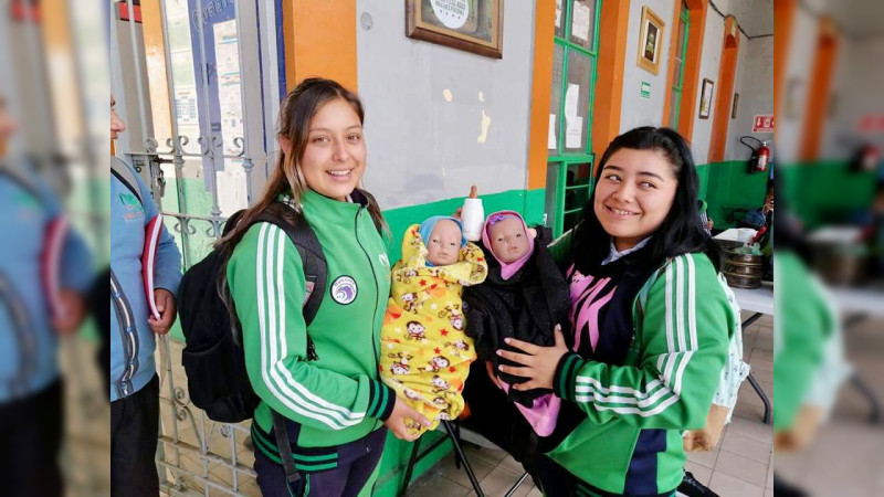 Bebés robot, la iniciativa del Cecytem para reducir el embarazo adolescente