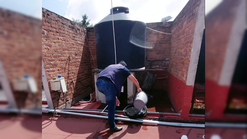 Salud Michoacán clora 7 mil litros de agua en Mercado de Dulces de Morelia 