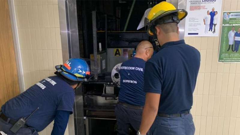 Dos personas quedan atrapadas en elevador del IMSS en Veracruz 