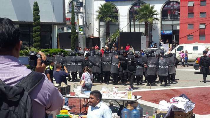Simpatizantes de Antorcha Popular se enfrentan con taxistas, comerciantes  y policías en Ecatepec; hay 30 heridos - Foto 1 