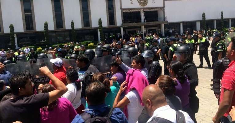 Simpatizantes de Antorcha Popular se enfrentan con taxistas, comerciantes  y policías en Ecatepec; hay 30 heridos - Foto 3 
