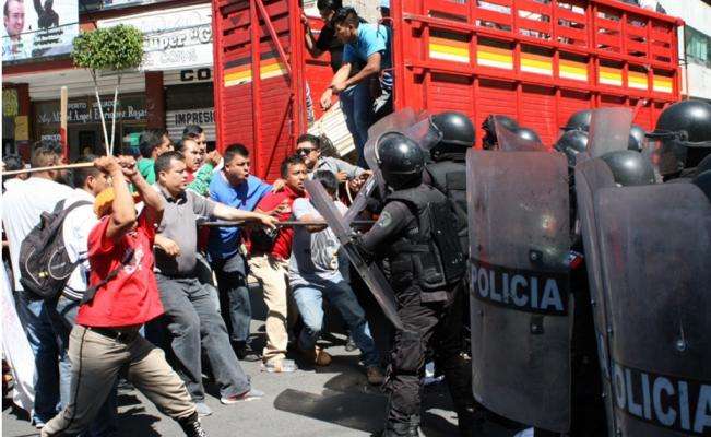 Simpatizantes de Antorcha Popular se enfrentan con taxistas, comerciantes  y policías en Ecatepec; hay 30 heridos - Foto 4 