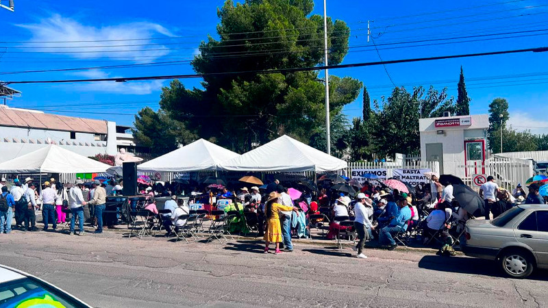 Instalan plantón 300 docentes de educación indígena de Chihuahua 