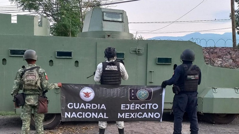 Aseguran vehículo abandonado con blindaje artesanal en localidad de Apatzingán 