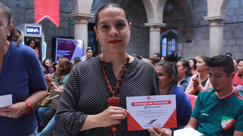 Entrega Gobierno de Tarímbaro y SEE herramientas digitales a docentes