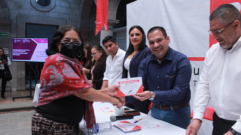 Entrega Gobierno de Tarímbaro y SEE herramientas digitales a docentes