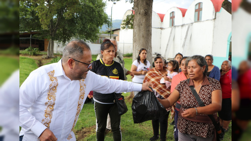 Edil de Ciudad Hidalgo entregó apoyos alimenticios a familias de las localidades de la Tenencia de San Pedro
