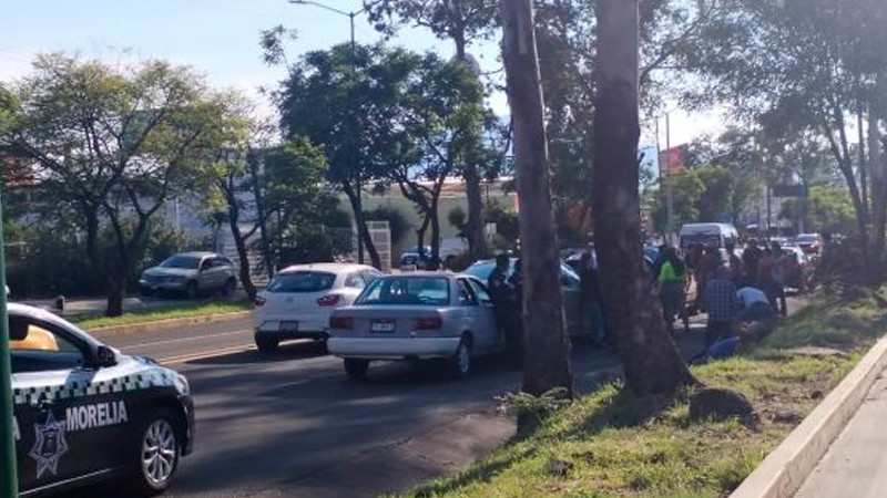 Carambola de 5 vehículos deja saldo de 2 personas heridas, sobre avenida Madero Poniente, en Morelia 