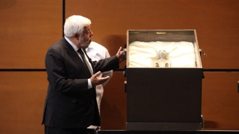 Jaime Maussan presenta cuerpos momificados de seres de otros mundos en San Lázaro  