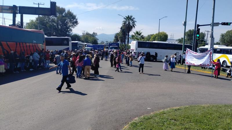 Comuneros de Zitácuaro arriban a Morelia y bloquean libramiento Sur