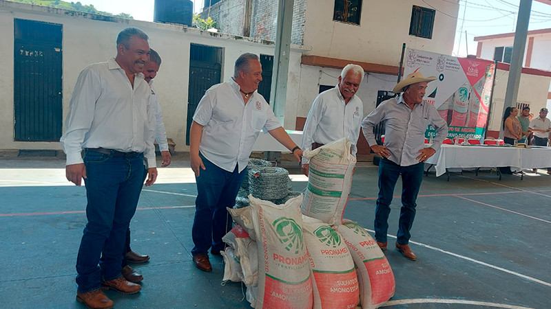 Entrega Sader apoyos a productores ganaderos y agrícolas de Tzitzio
