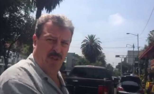 Actor Sergio Goyri, exhibido por Arne Aus den Ruthen al obstruir la vialidad, se enfrenta a vecinos - Foto 1 